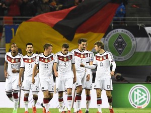 Germany's players react after scoring the 2-1 during the Euro 2016 Group D qualifying football match between Germany and Georgia in Leipzig, eastern Germany, on October 11, 2015. 