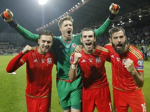 Players of Wales national team (L-R) Aaron Ramsey, goalkeeper Almuth Schult, Gareth Bale and David Vaughan celebrate the Euro 2016 qualifying football match between Bosnia and Herzegovina and Wales at the Stadium Bilino Polje in Elbasan on October 10, 201