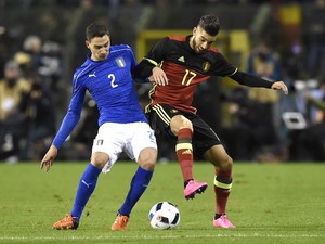 Italy's Mattia De Sciglio (L) vies for the ball with Belgium's midfielder Yannick Carrasco (R) during the friendly football match between Belgium and Italy, at the King Baudouin Stadium, on November 13, 2015 in Brussels.