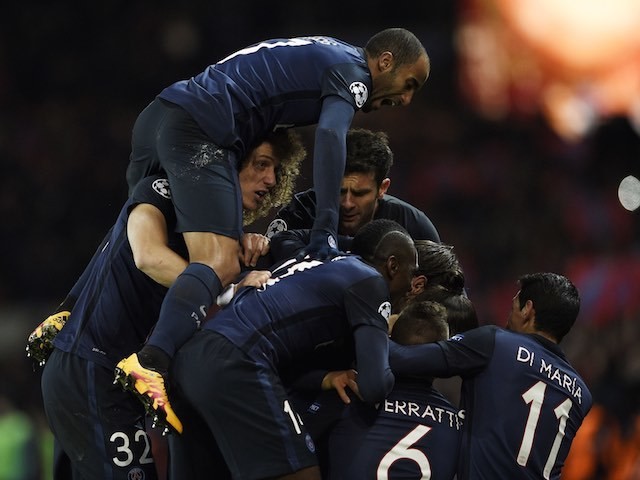David Luiz receives a crotch on his neck during the Champions League encounter between Paris Saint-Germain and Chelsea on February 16, 2016