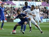 Cesar Azpilicueta and Gylfi Sigurdsson have a wee tussle during the Premier League game between Swansea City and Chelsea on April 9, 2016
