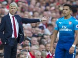 Arsene Wenger gestures next to Alexis Sanchez during the Premier League game between Liverpool and Arsenal on August 27, 2017